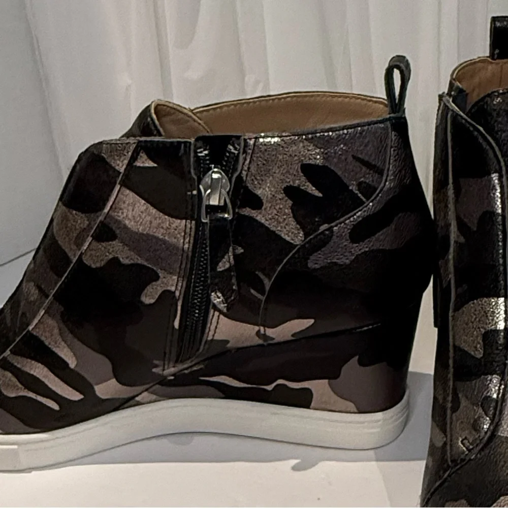 Women’s Camouflage High-Top Sneakers (NEVER WORN) - Picture 2 of 5